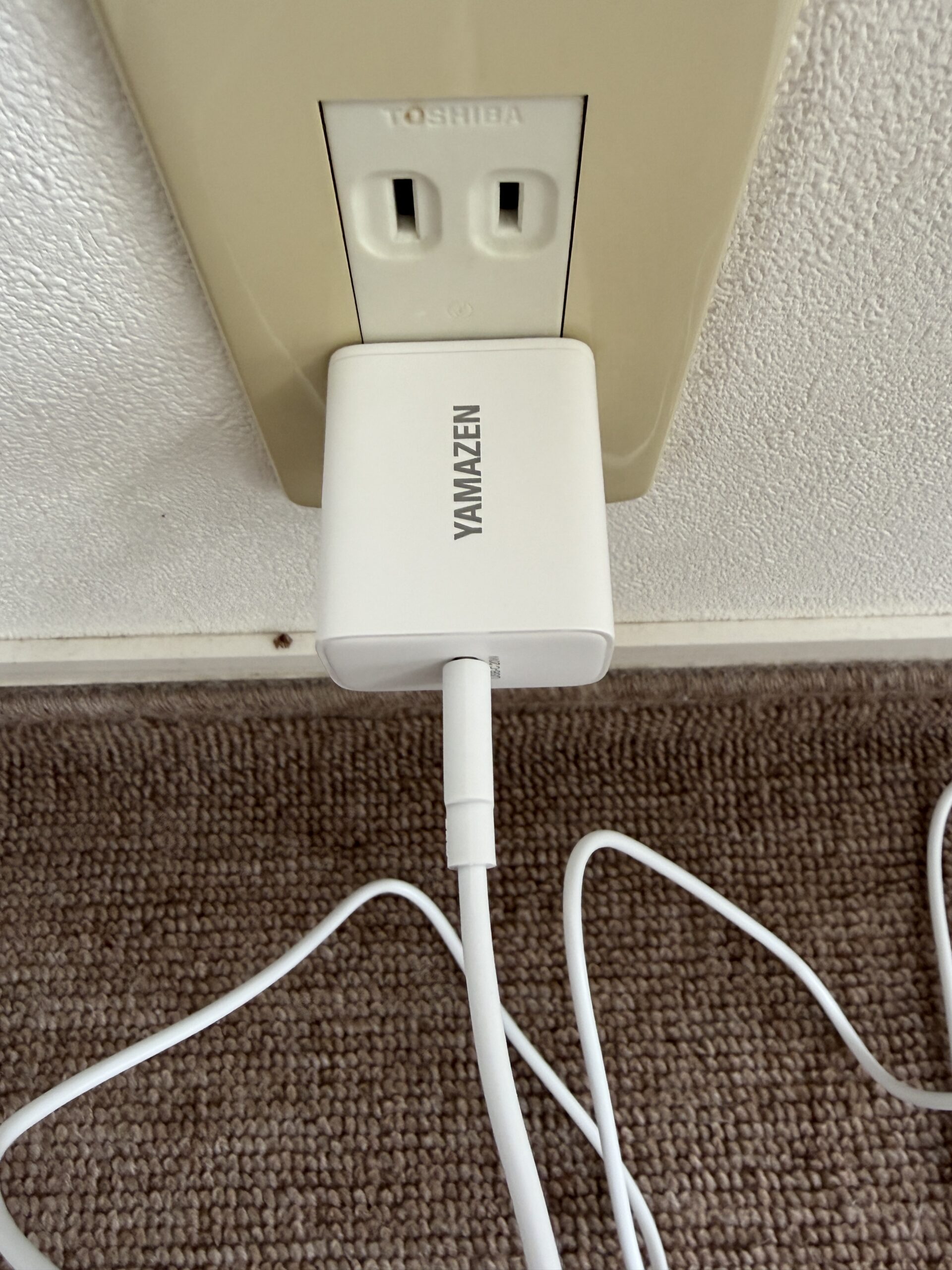 付属のYAMAZEN ACアダプタをコンセントに挿しているところ
