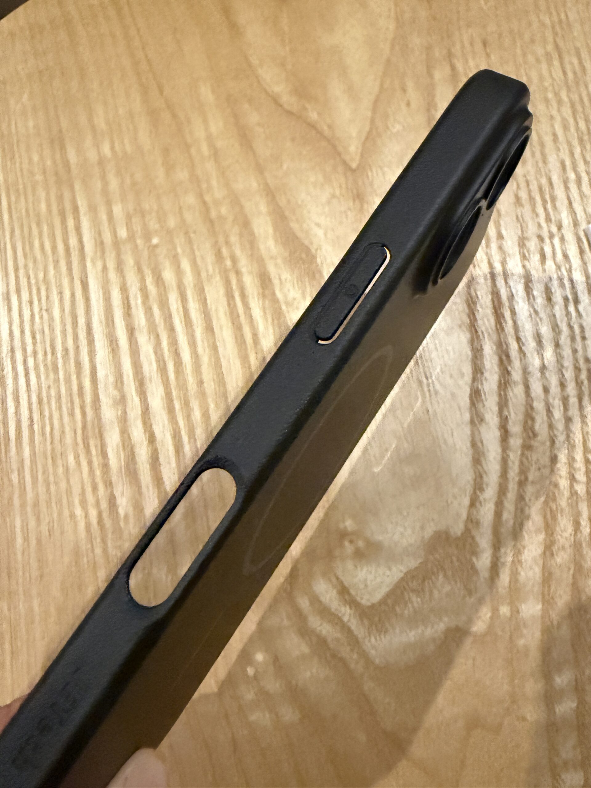 JETechケースのカメラコントロールくり抜き部分