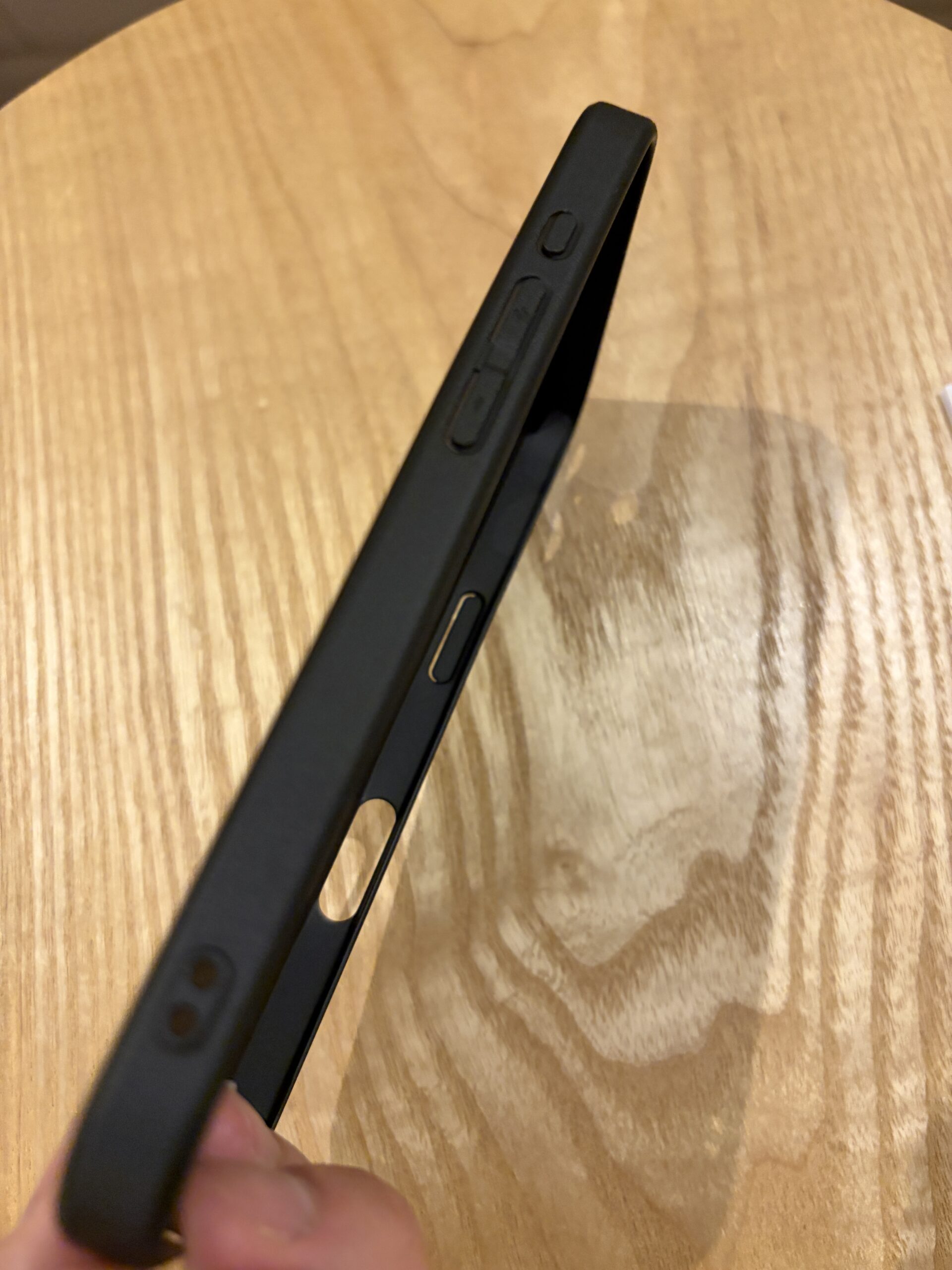 JETechとSpigenの側面ボタンと厚みを比較