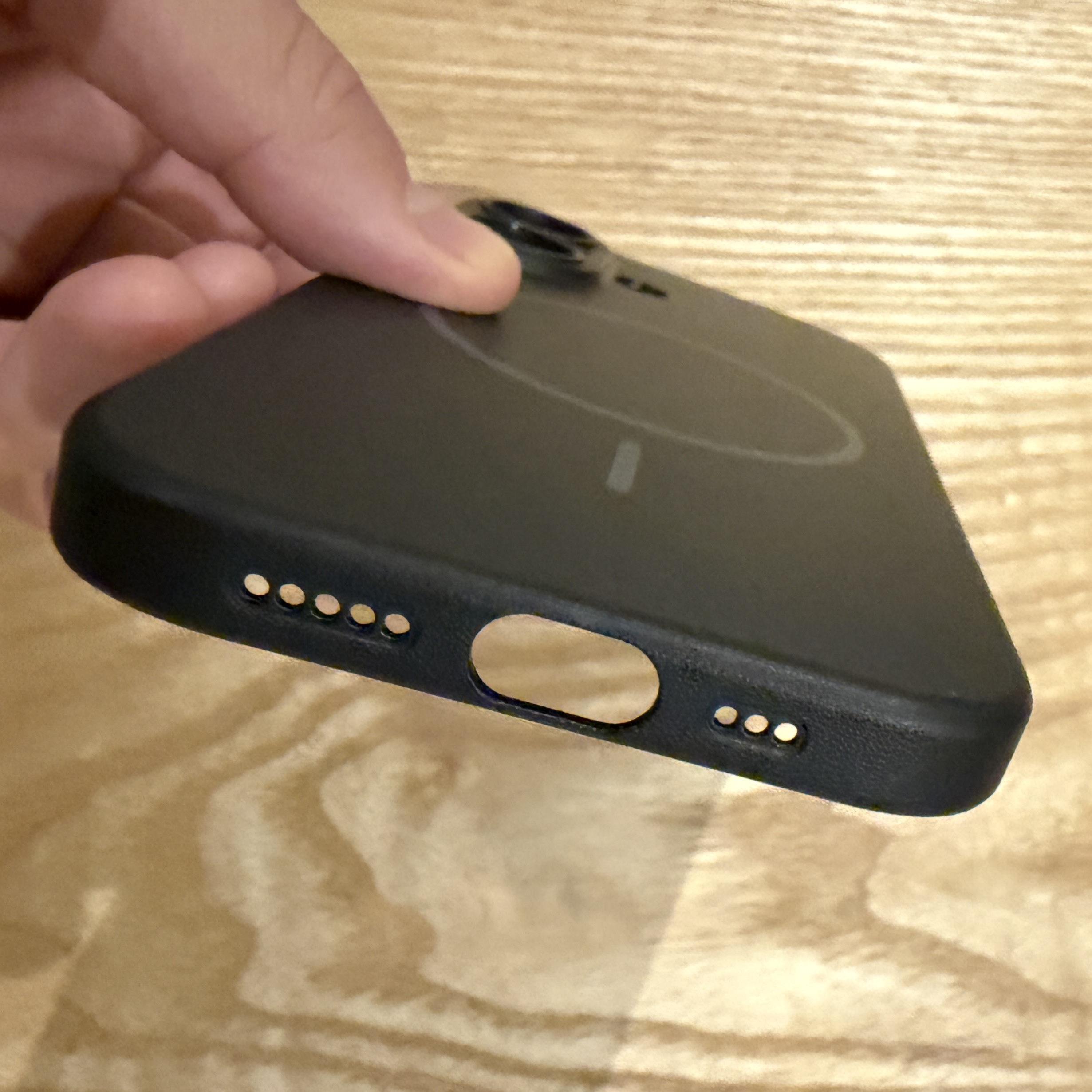 JETech iPhone 17マグネットスリムケースを手に持った状態