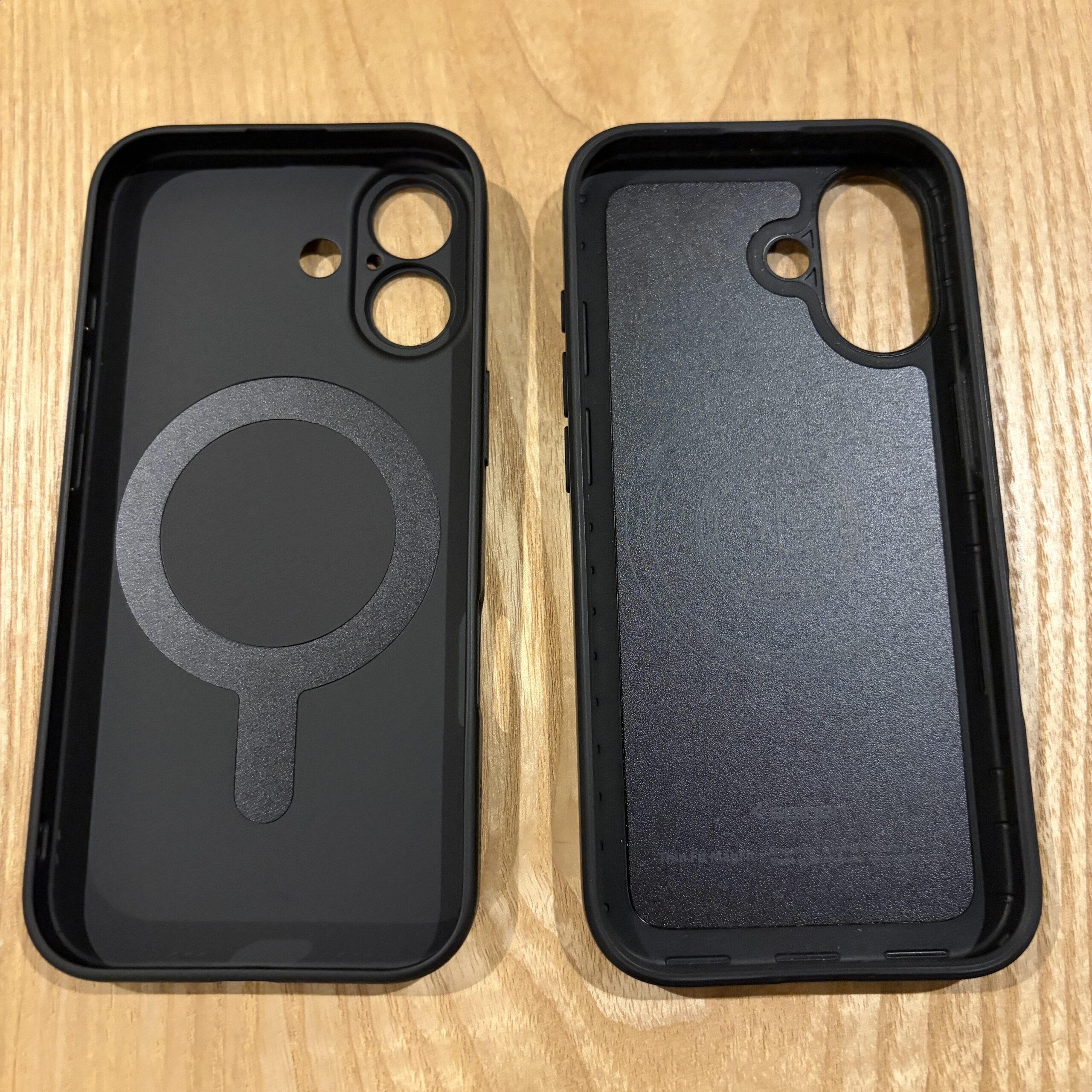 JETechとSpigenのiPhone 17ケース内側を比較