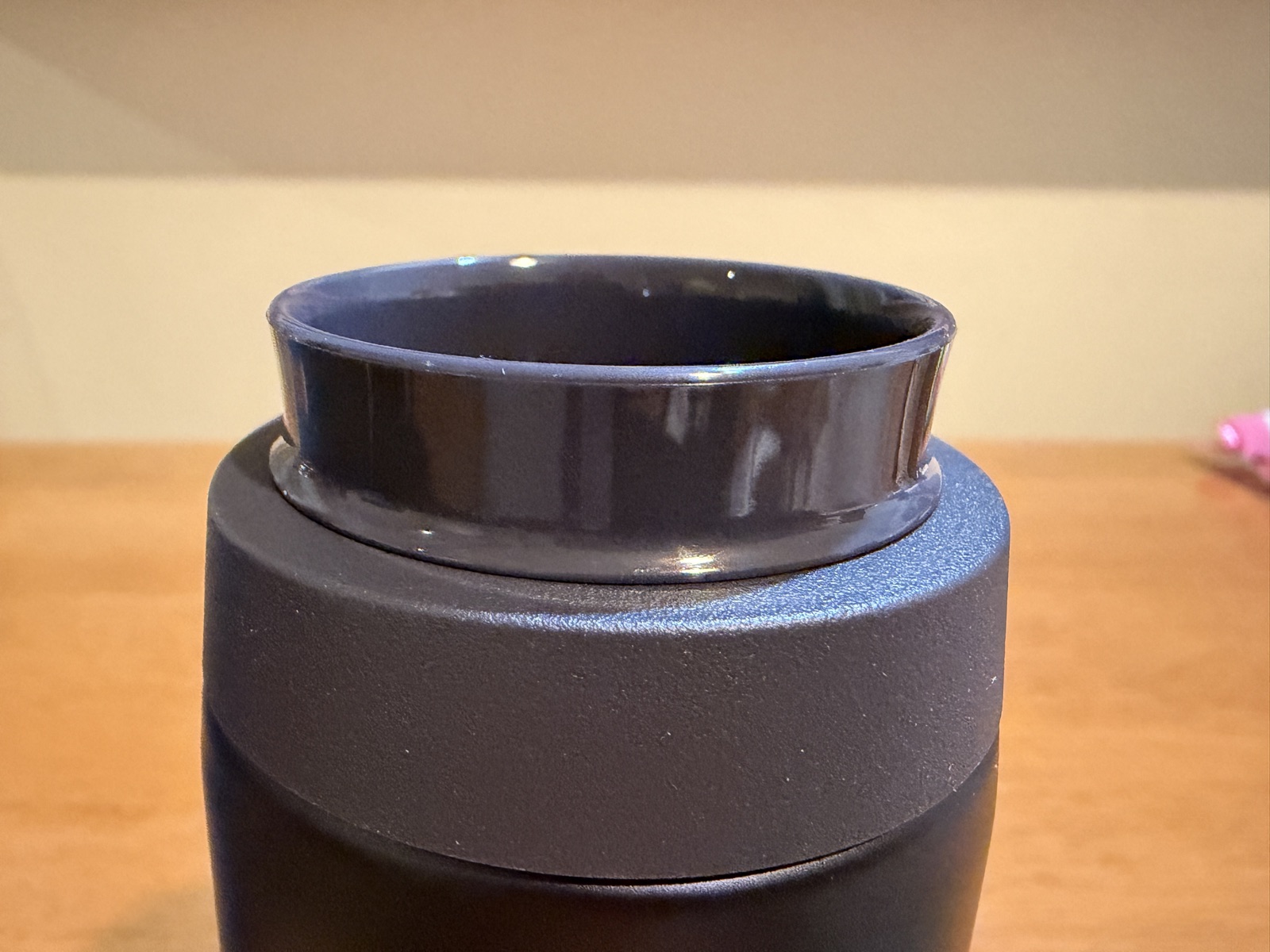 サーモスJOR-250の薄く外側へ広がった飲み口