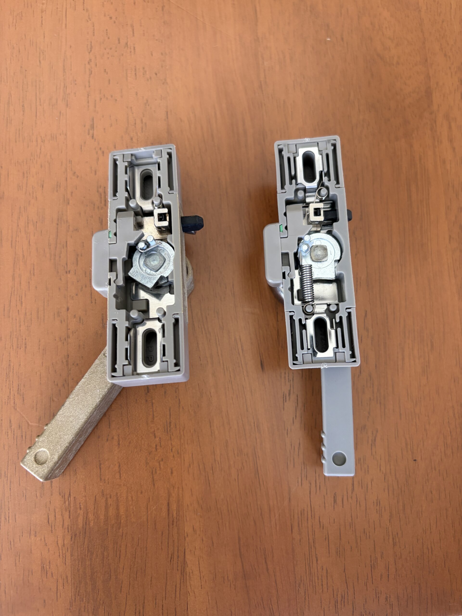 古いクレセントと新品8AKEY72Rの内部構造比較