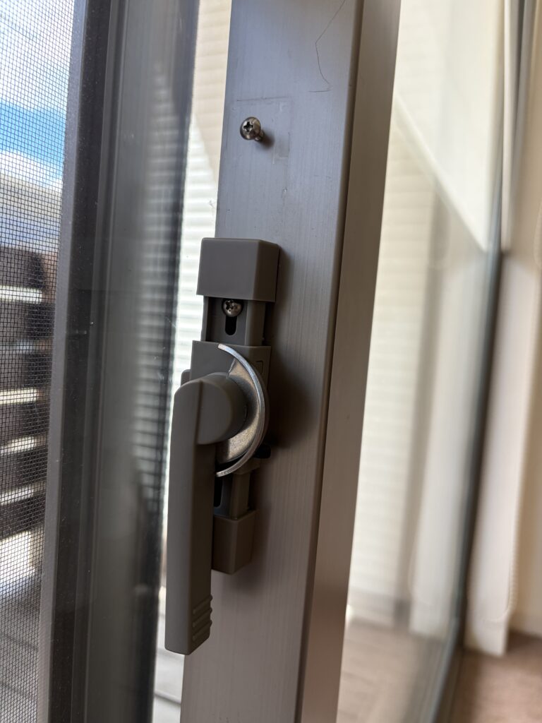 新しいクレセントを下側から仮止めしている様子