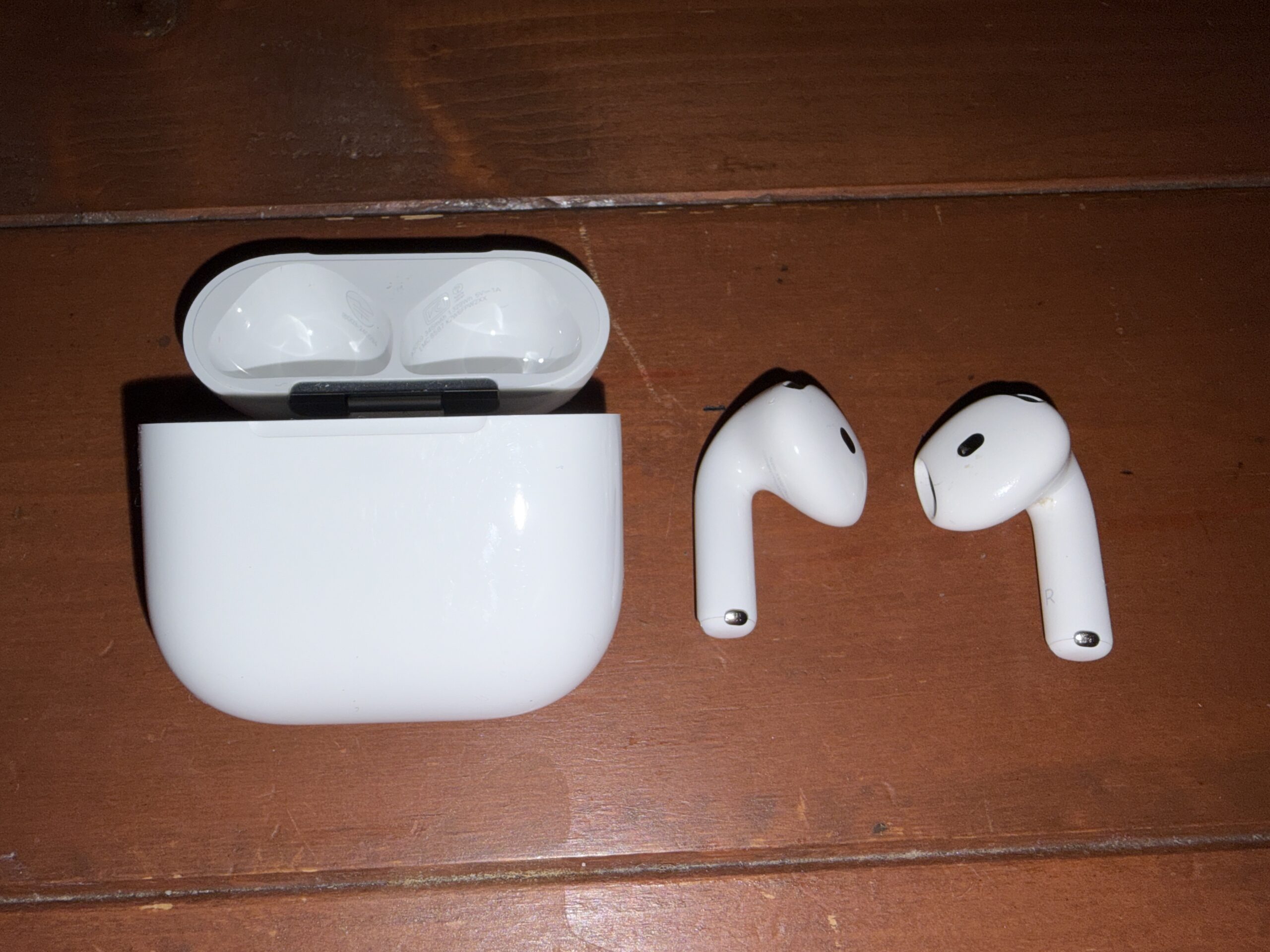 愛用しているAirPods 4と充電ケース
