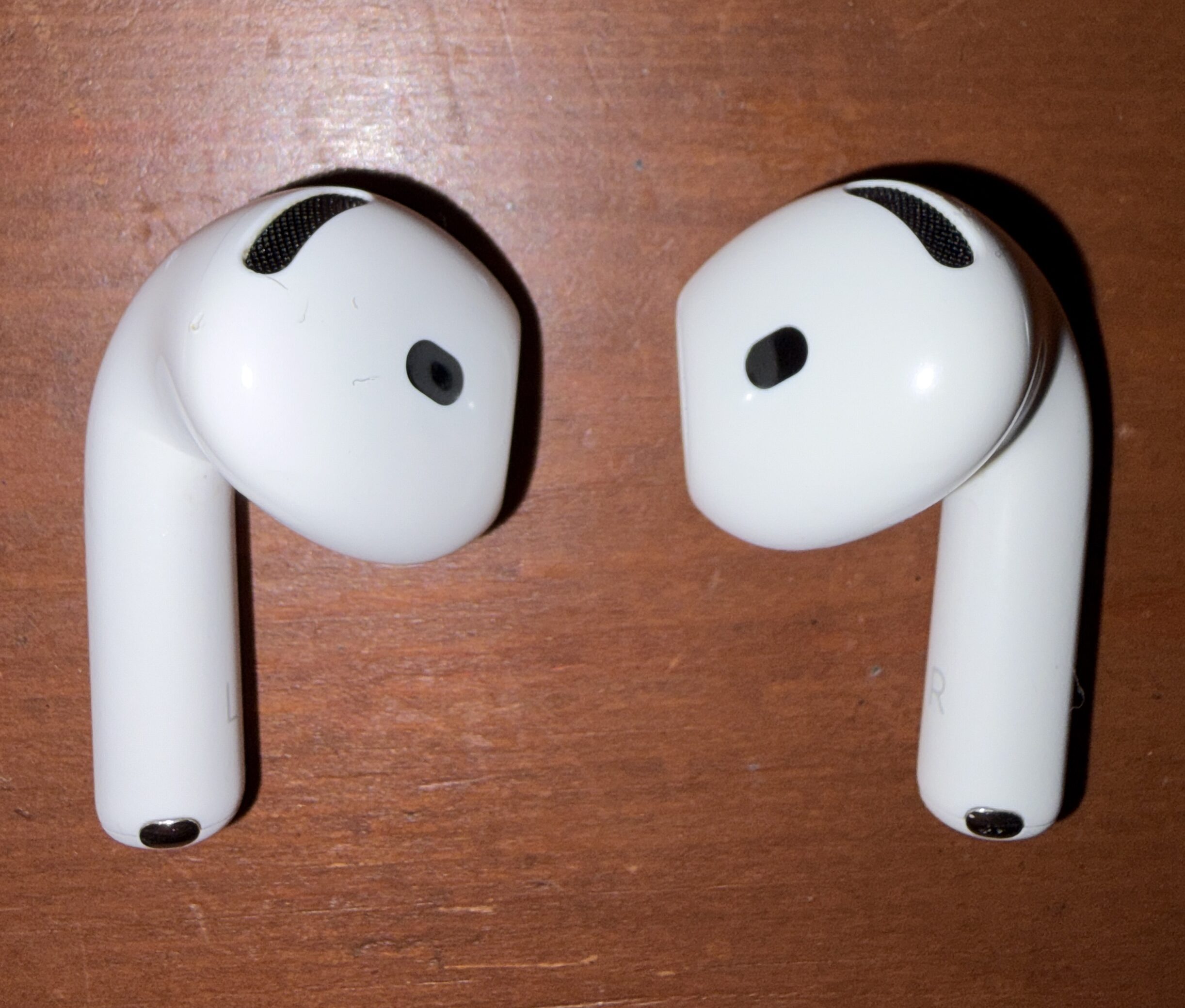 愛用しているAirPods 4の左右のイヤホン