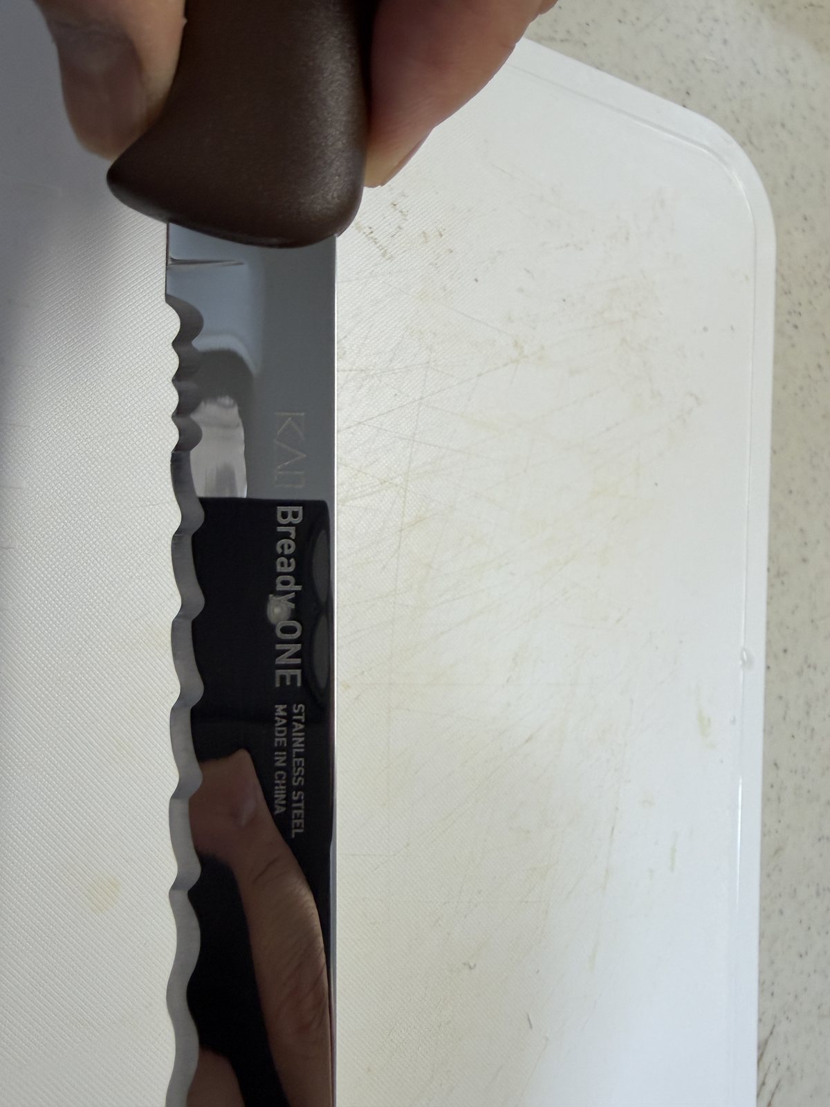 貝印 Bready ONE パン切り包丁の波刃とロゴ