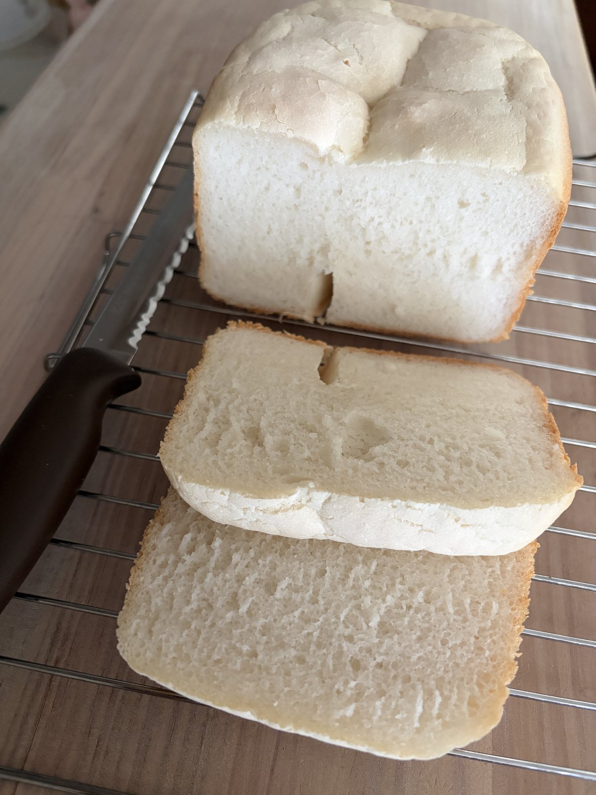 網の上で冷ましている米粉パンとBready ONEのパン切りナイフ