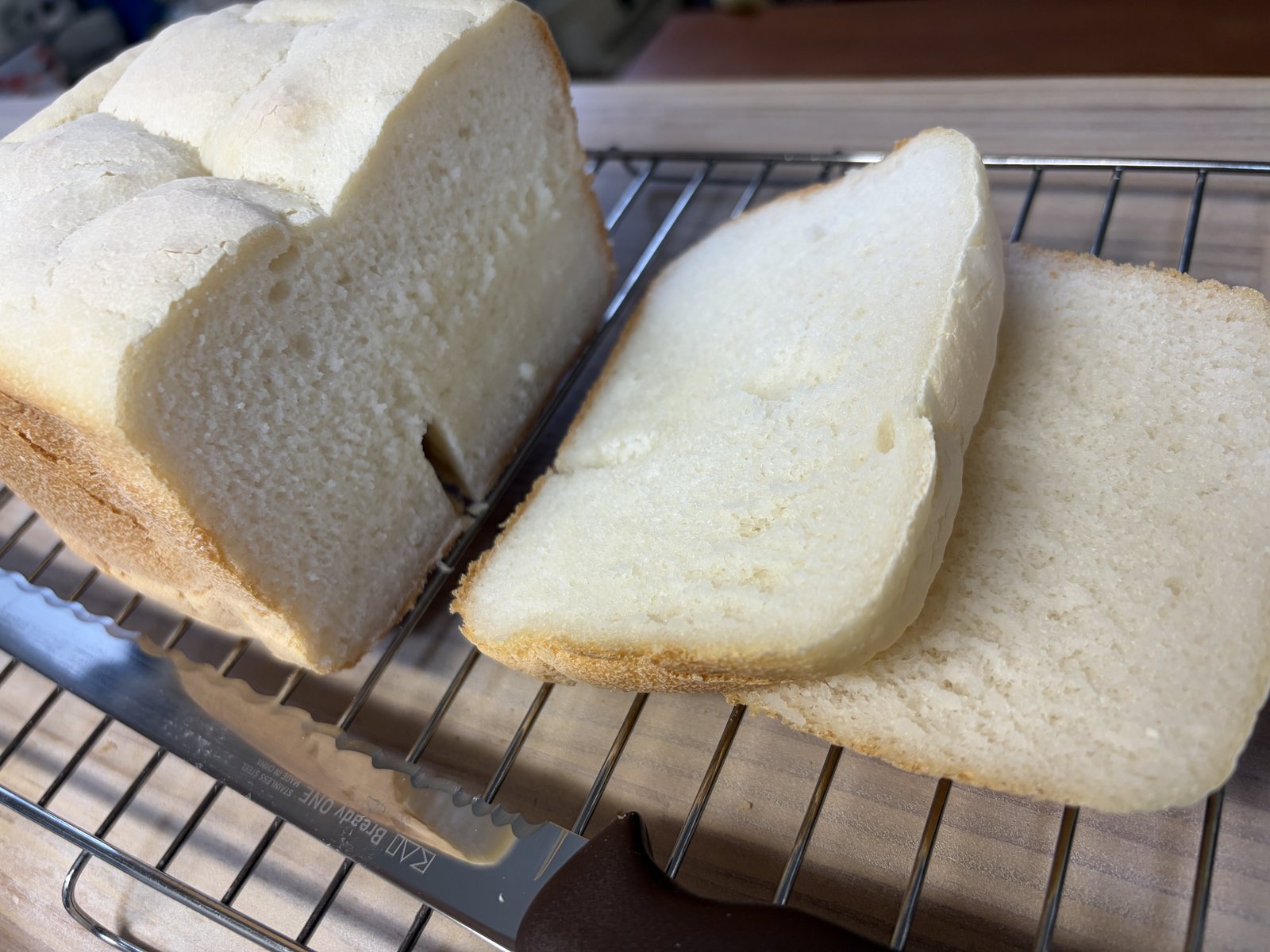 ホームベーカリーで焼いたグルテンフリー米粉パンと切った断面