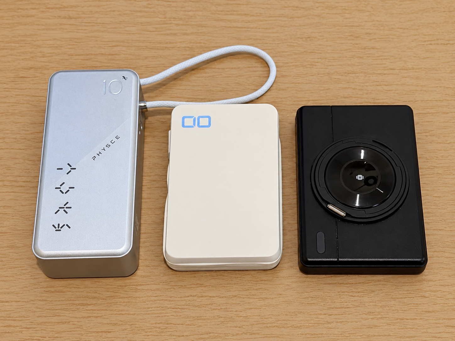 左からPHYSCE 3-in-1 10K、CIO SMARTCOBY Pro SLIM Cable 35W、MATECH MagOn Watch 10000を並べた写真