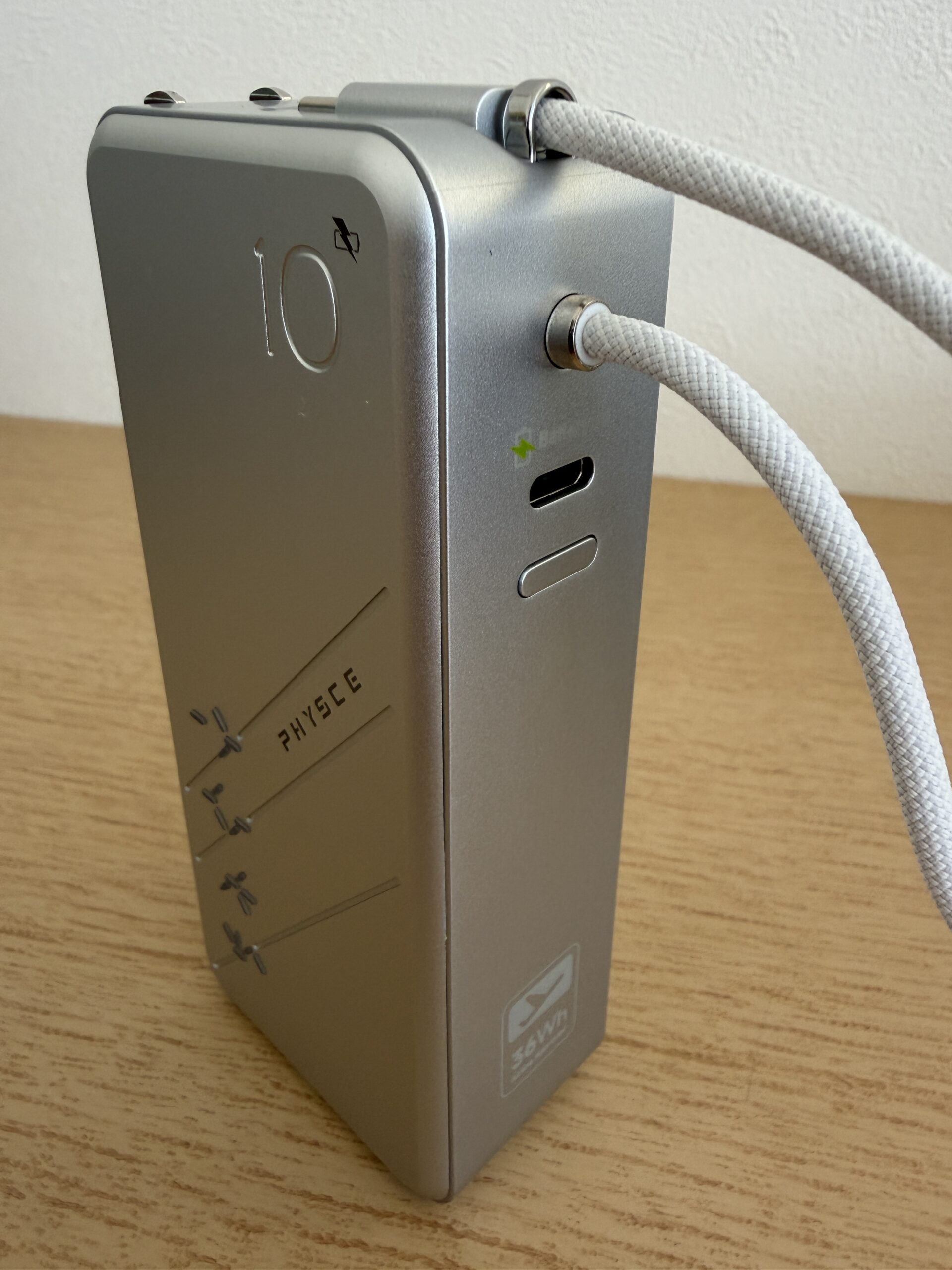 別角度から見たPHYSCE本体のUSB-Cポートと内蔵ケーブル
