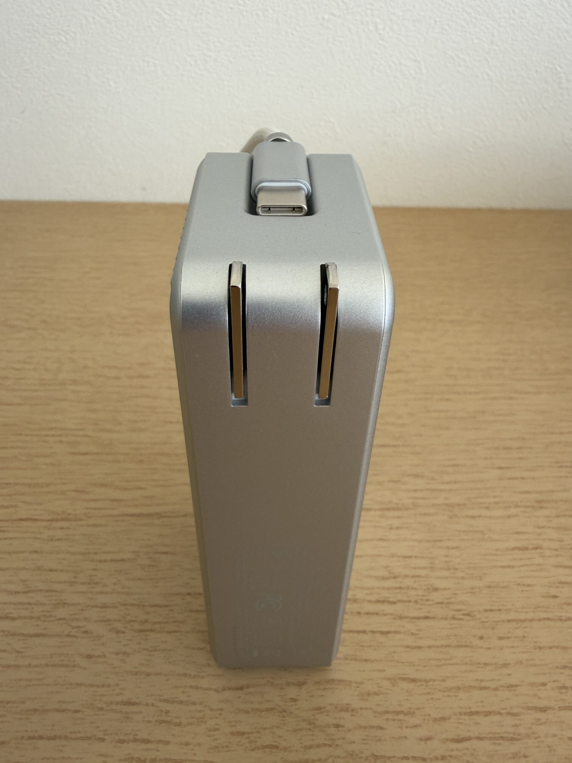PHYSCEの折りたたみ式ACプラグと内蔵USB-Cケーブル