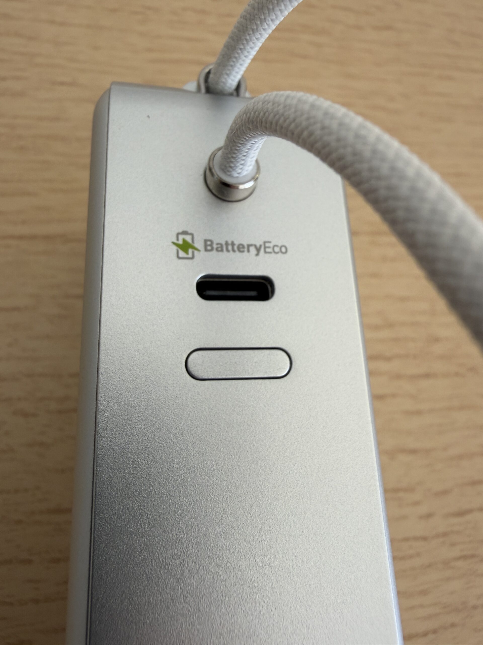 PHYSCE側面のBatteryEcoボタンとUSB-Cポート