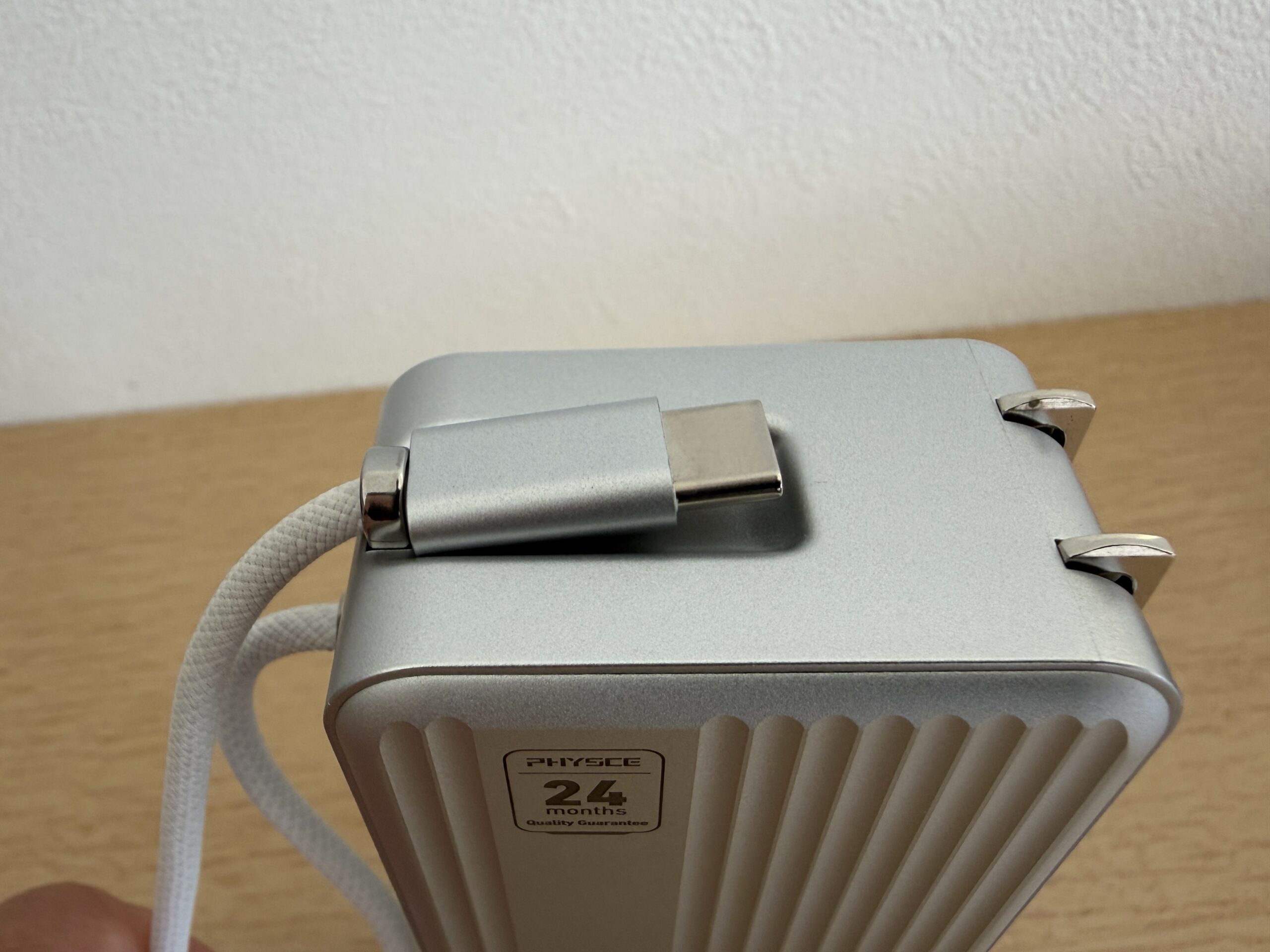 PHYSCE本体のマグネット部分に収まった内蔵USB-Cケーブルの先端