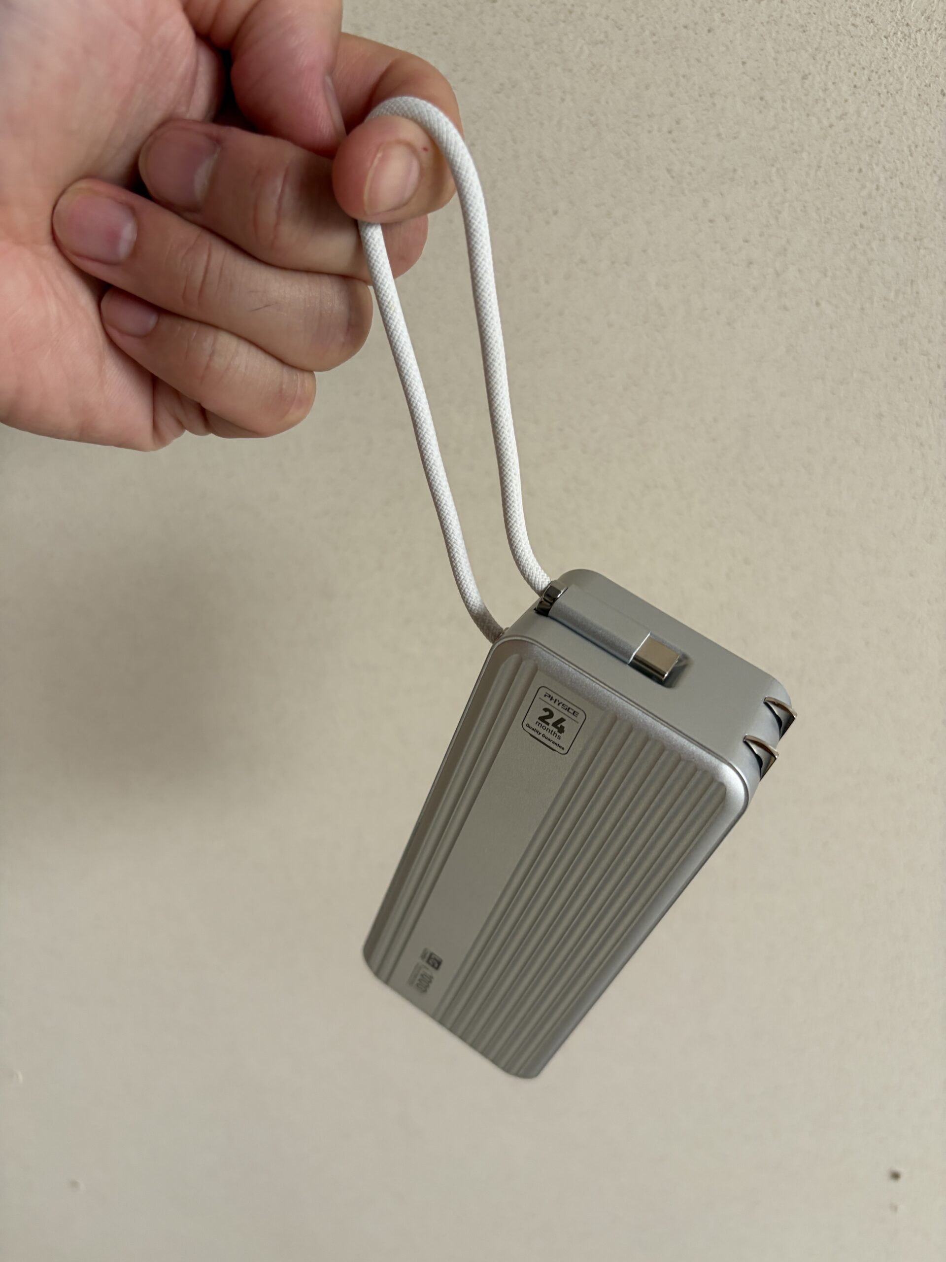 一体型USB-Cケーブルを手に持ったPHYSCE