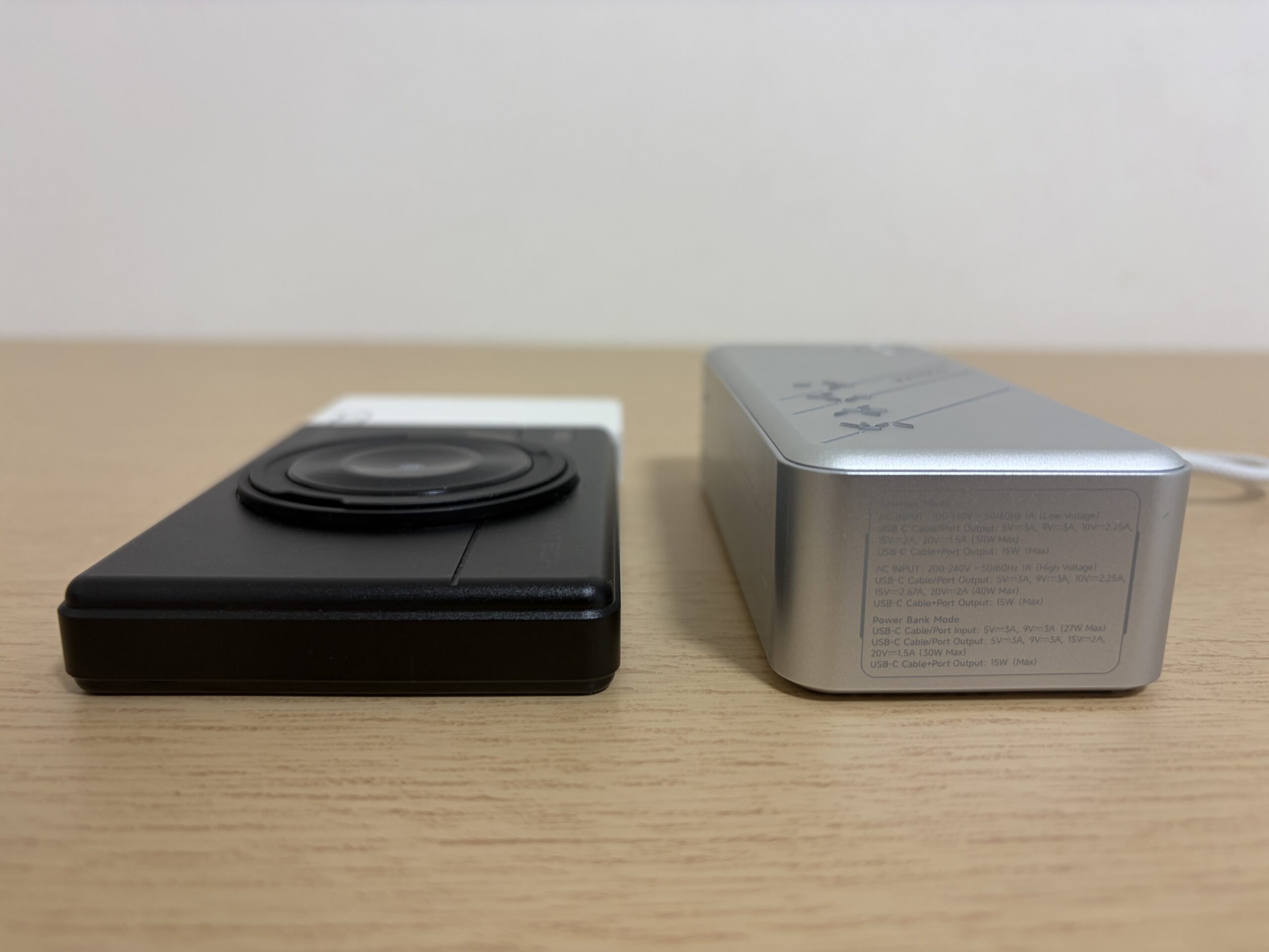 PHYSCEと手持ちのMATECHモバイルバッテリー、CIO充電器を横から比較した写真