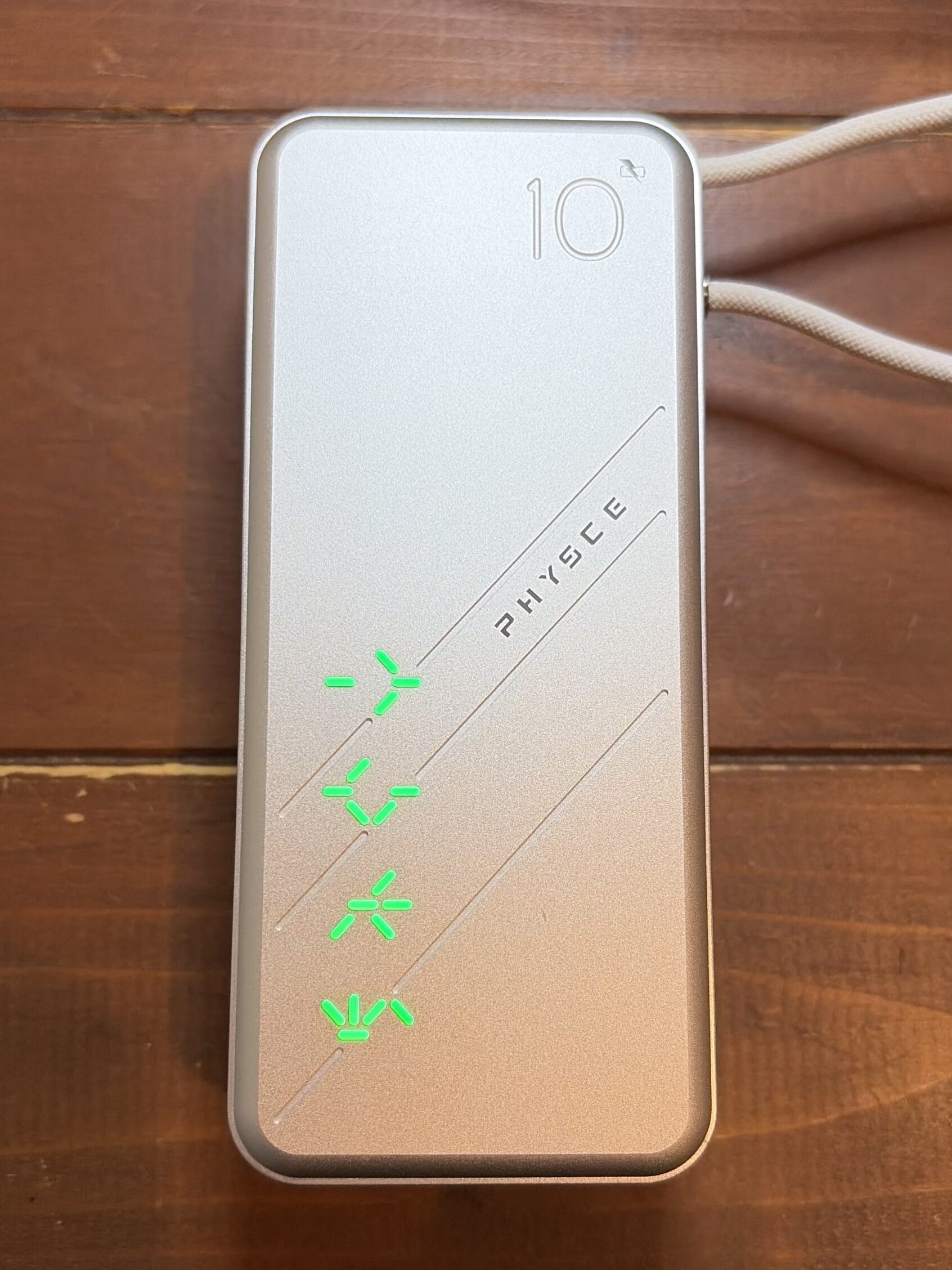 ボタンを1回押して確認したPHYSCEのバッテリー健康状態。4つのマークが緑に点灯